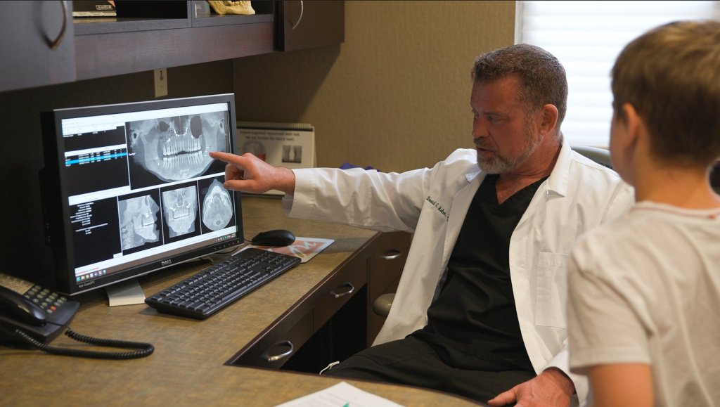 Dr. Molen showing patient his wisdom teeth
